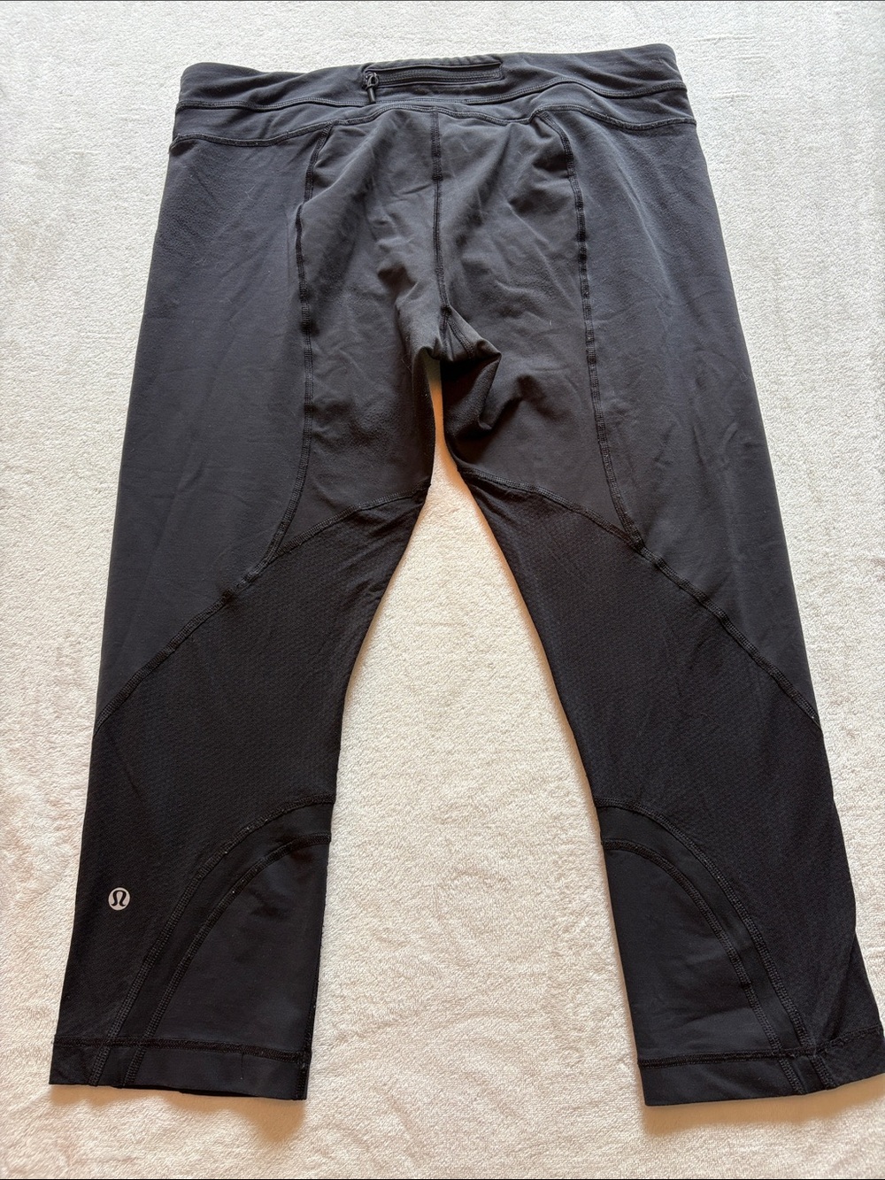 LULULEMON BLACK ATHLETIC CAPRIS